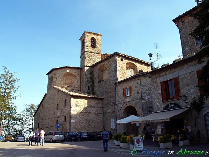 03-P5188761+.jpg - 03-P5188761+.jpg - La chiesa di S. Lorenzo (XII-XVIII sec.) e l'antica Porta Piazza (oggi Porta Napoli).